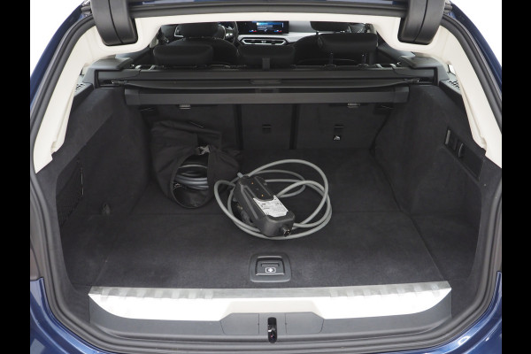 BMW 3 Serie Touring 320e xDrive LCI Shadow Line | Camera | Stoelverwarming | Cruise | LED | DAB | Carplay