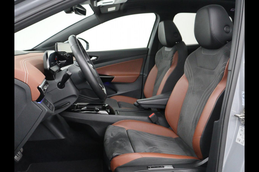 Volkswagen ID.4 Tech 77 kWh | SOH 92,2% | Panorama | 360 Camera | Head up | Virtual cockpit | Sfeerverlichting | Stoel/Stuurverwarming | Adaptive cruise | Carplay | Traffic assist | Climate control | Half leder/velours