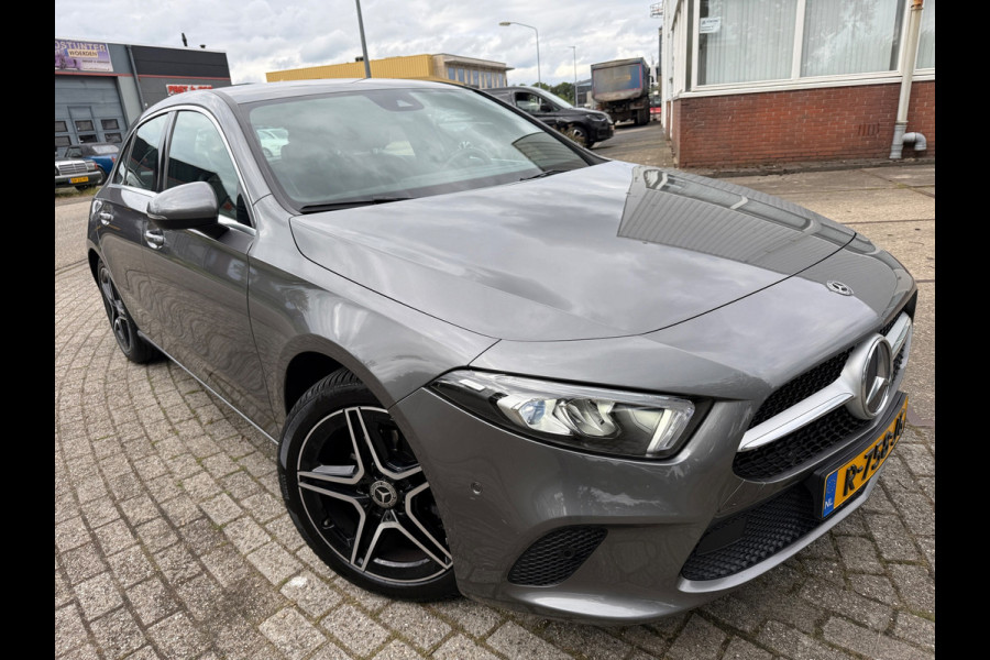 Mercedes-Benz A-Klasse 180 Premium Plus 18 INCH-AMG NAVI CARPLAY LEDER