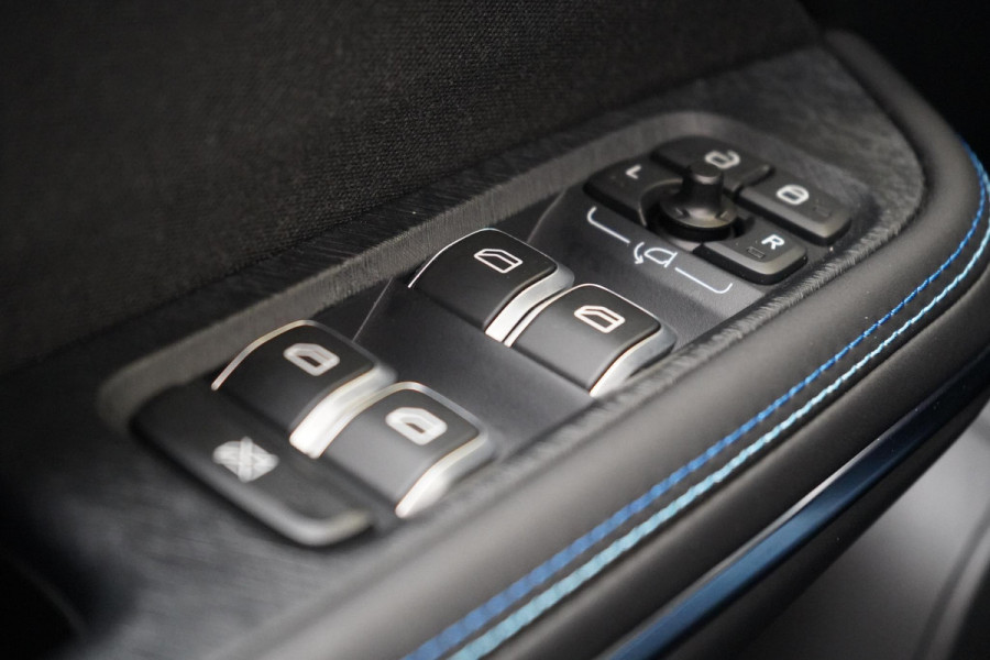 Lynk & Co 01 1.5 | Zwart optiek | Panoramadak | Navigatie | Memory | Apple CarPlay