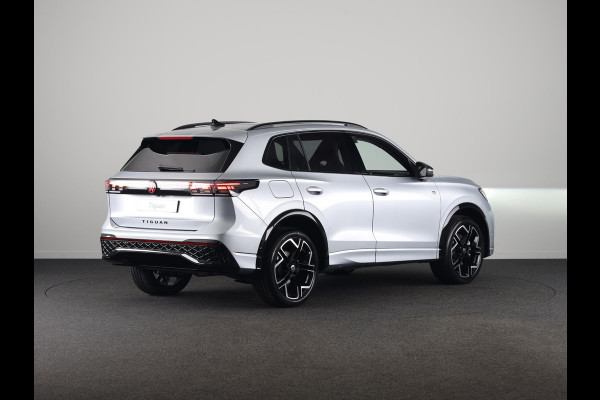 Volkswagen Tiguan R-Line Edition 1.5 eHybrid 204 PK DSG | 20" LM | Black Style | Stoel & stuurverwarming |  Trekhaak |