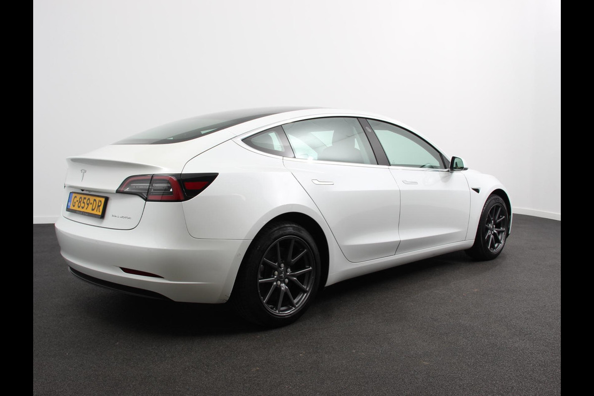 Tesla Model 3 Long Range AWD 75 kWh Navigatie Panorama dak 360 camera Parkeersensoren Stoelverwarming 19" lichtmetalen velgen Ledverlichting Leder Climate Control
