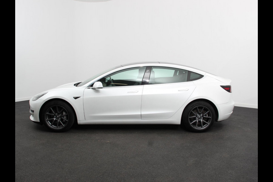 Tesla Model 3 Long Range AWD 75 kWh Navigatie Panorama dak 360 camera Parkeersensoren Stoelverwarming 19" lichtmetalen velgen Ledverlichting Leder Climate Control