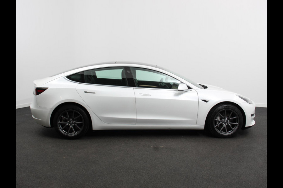 Tesla Model 3 Long Range AWD 75 kWh Navigatie Panorama dak 360 camera Parkeersensoren Stoelverwarming 19" lichtmetalen velgen Ledverlichting Leder Climate Control