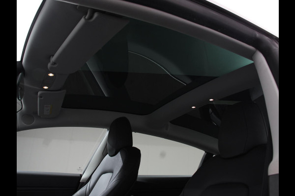 Tesla Model 3 Long Range AWD 75 kWh Navigatie Panorama dak 360 camera Parkeersensoren Stoelverwarming 19" lichtmetalen velgen Ledverlichting Leder Climate Control