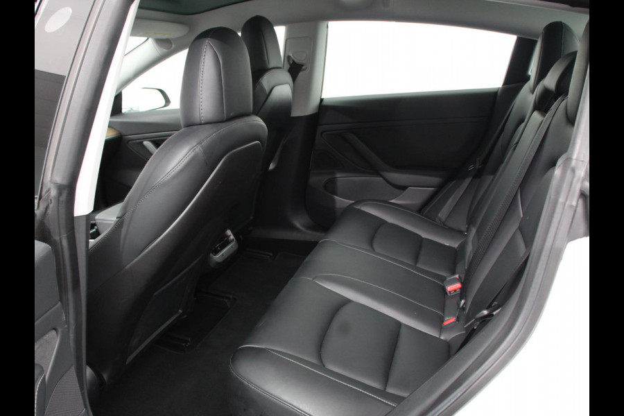 Tesla Model 3 Long Range AWD 75 kWh Navigatie Panorama dak 360 camera Parkeersensoren Stoelverwarming 19" lichtmetalen velgen Ledverlichting Leder Climate Control