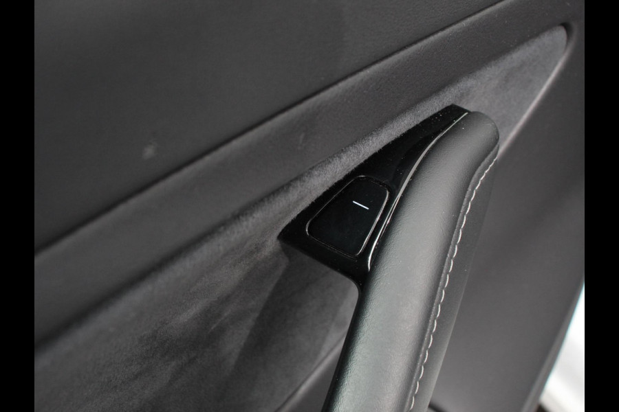 Tesla Model 3 Long Range AWD 75 kWh Navigatie Panorama dak 360 camera Parkeersensoren Stoelverwarming 19" lichtmetalen velgen Ledverlichting Leder Climate Control