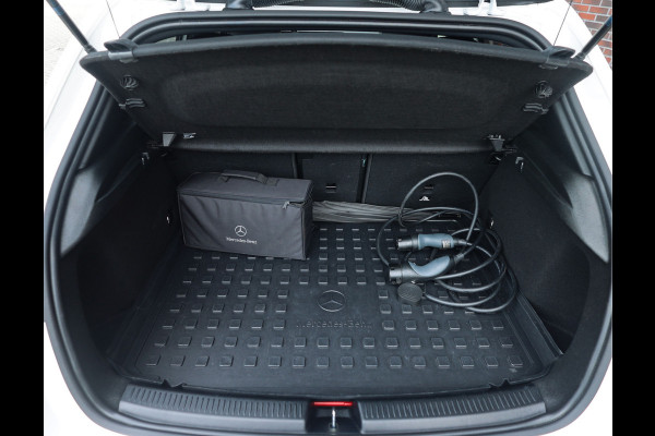 Mercedes-Benz A-Klasse 250 e AMG Line | Pano - Camera - ACC