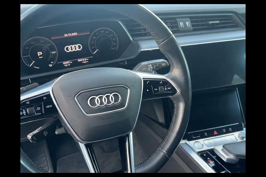 Audi e-tron 50 quattro S edition 71 kWh 313pk | Panoramadak | Adaptieve cruise controle | Lederen bekleding | Elektrisch verstelbare voorstoelen met geheugen | Head Up Display | Trekhaak