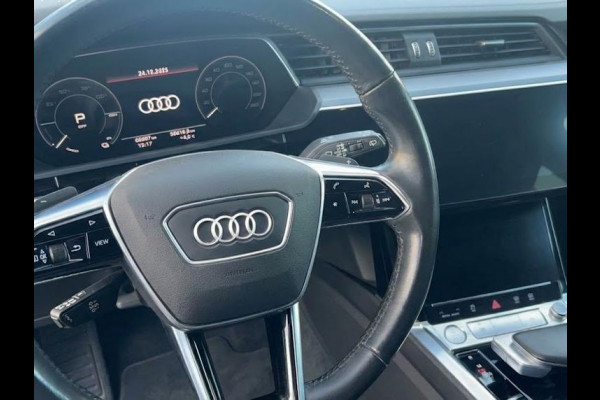 Audi e-tron 50 quattro S edition 71 kWh 313pk | Panoramadak | Adaptieve cruise controle | Lederen bekleding | Elektrisch verstelbare voorstoelen met geheugen | Head Up Display | Trekhaak