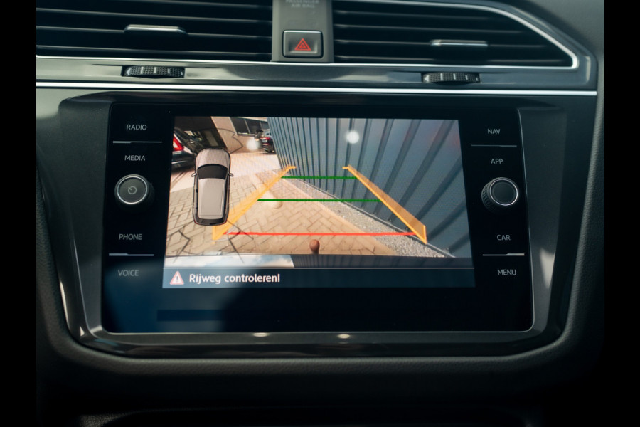 Volkswagen Tiguan 1.4 TSI ACT Highline Business R | Pano | Trekhaak wegkl. | Elk. A-klep | Side Assist | Camera | Prijs Rijklaar!!