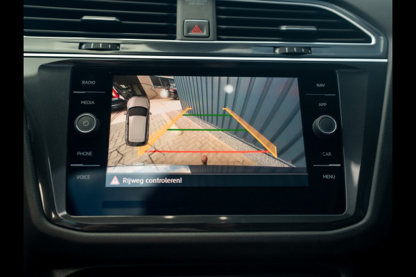 Volkswagen Tiguan 1.4 TSI ACT Highline Business R | Pano | Trekhaak wegkl. | Elk. A-klep | Side Assist | Camera | Prijs Rijklaar!!