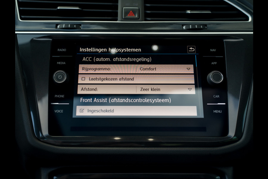 Volkswagen Tiguan 1.4 TSI ACT Highline Business R | Pano | Trekhaak wegkl. | Elk. A-klep | Side Assist | Camera | Prijs Rijklaar!!