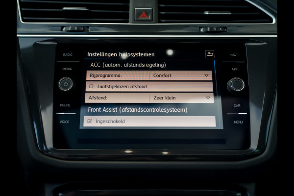Volkswagen Tiguan 1.4 TSI ACT Highline Business R | Pano | Trekhaak wegkl. | Elk. A-klep | Side Assist | Camera | Prijs Rijklaar!!