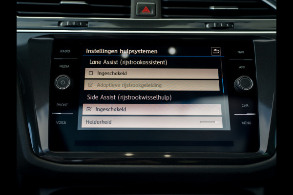 Volkswagen Tiguan 1.4 TSI ACT Highline Business R | Pano | Trekhaak wegkl. | Elk. A-klep | Side Assist | Camera | Prijs Rijklaar!!