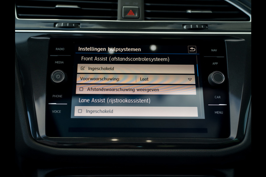 Volkswagen Tiguan 1.4 TSI ACT Highline Business R | Pano | Trekhaak wegkl. | Elk. A-klep | Side Assist | Camera | Prijs Rijklaar!!