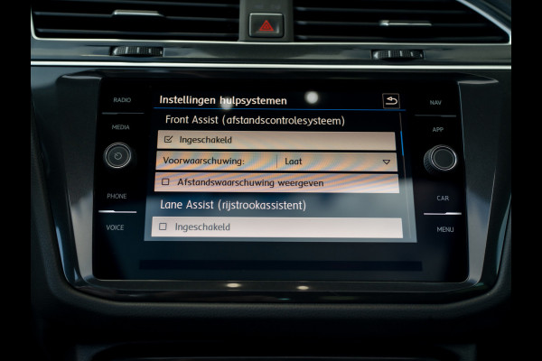 Volkswagen Tiguan 1.4 TSI ACT Highline Business R | Pano | Trekhaak wegkl. | Elk. A-klep | Side Assist | Camera | Prijs Rijklaar!!
