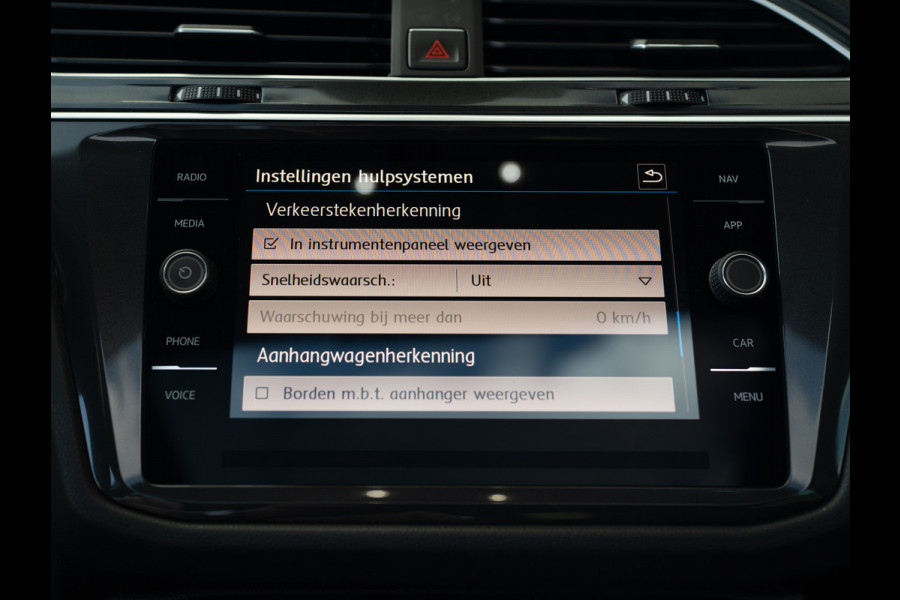 Volkswagen Tiguan 1.4 TSI ACT Highline Business R | Pano | Trekhaak wegkl. | Elk. A-klep | Side Assist | Camera | Prijs Rijklaar!!