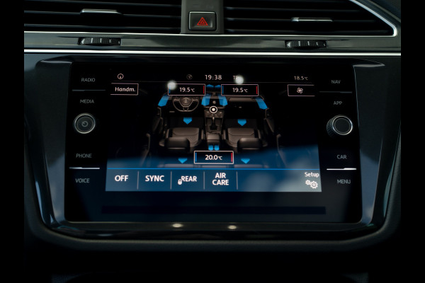 Volkswagen Tiguan 1.4 TSI ACT Highline Business R | Pano | Trekhaak wegkl. | Elk. A-klep | Side Assist | Camera | Prijs Rijklaar!!