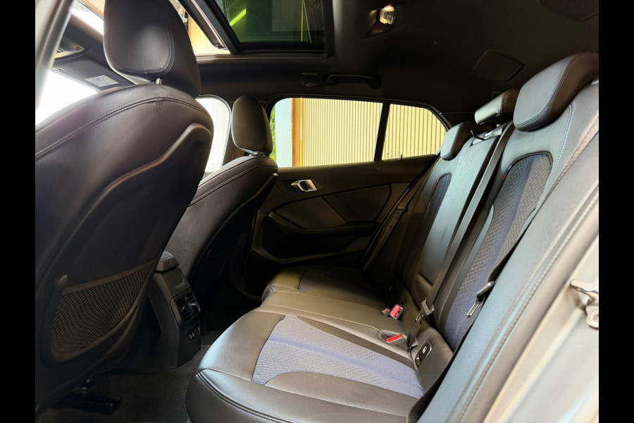 BMW 1-serie Verkocht 118i High Executive M-SPORT|PANO|HARMAN KARDON|KEYLESS|FABRIEKSGARANTIE|CARPLAY|CAMERA|DEALER ONDERHOUDEN