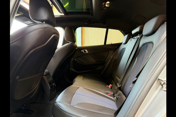 BMW 1-serie Verkocht 118i High Executive M-SPORT|PANO|HARMAN KARDON|KEYLESS|FABRIEKSGARANTIE|CARPLAY|CAMERA|DEALER ONDERHOUDEN