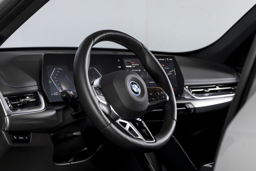BMW X1 xDrive25e 245 PK | M-Sport | Premium Pack | S/K-Panodak | Elek. Trekhaak | Dig. Cockpit | Cruise | Stoelverw. | PDC | Camera | NAV+App. Connect | ECC | Elek. Klep | LM 19" | 2943