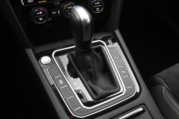 Volkswagen Passat Variant 1.5 TSI 150 PK Automaat R-Line Elegance, Trekhaak, Matrix-LED, Carplay