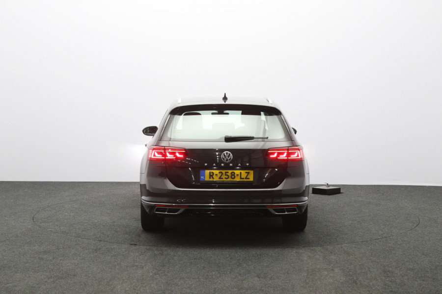 Volkswagen Passat Variant 1.5 TSI 150 PK Automaat R-Line Elegance, Trekhaak, Matrix-LED, Carplay
