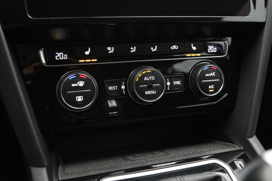 Volkswagen Passat Variant 1.5 TSI 150 PK Automaat R-Line Elegance, Trekhaak, Matrix-LED, Carplay