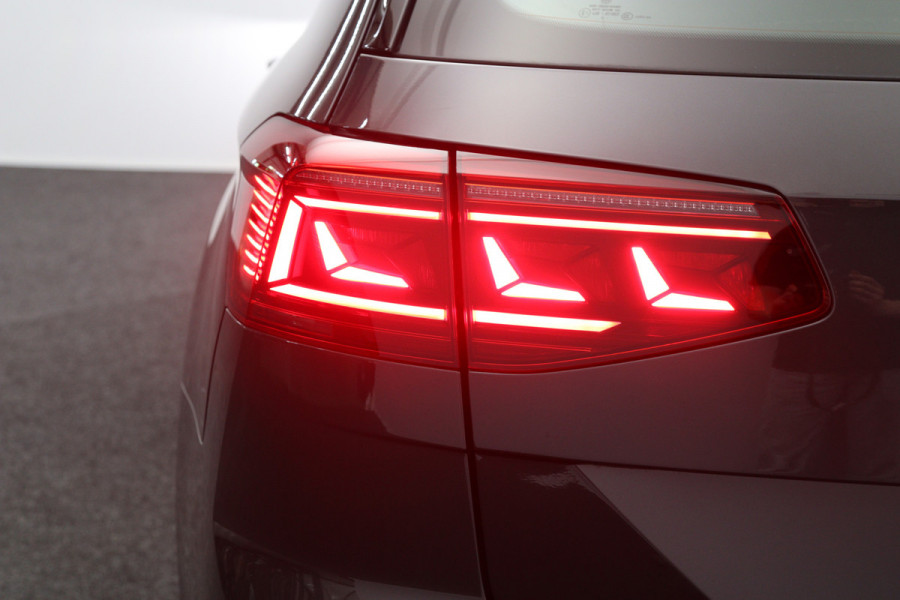Volkswagen Passat Variant 1.5 TSI 150 PK Automaat R-Line Elegance, Trekhaak, Matrix-LED, Carplay