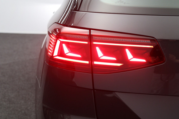 Volkswagen Passat Variant 1.5 TSI 150 PK Automaat R-Line Elegance, Trekhaak, Matrix-LED, Carplay