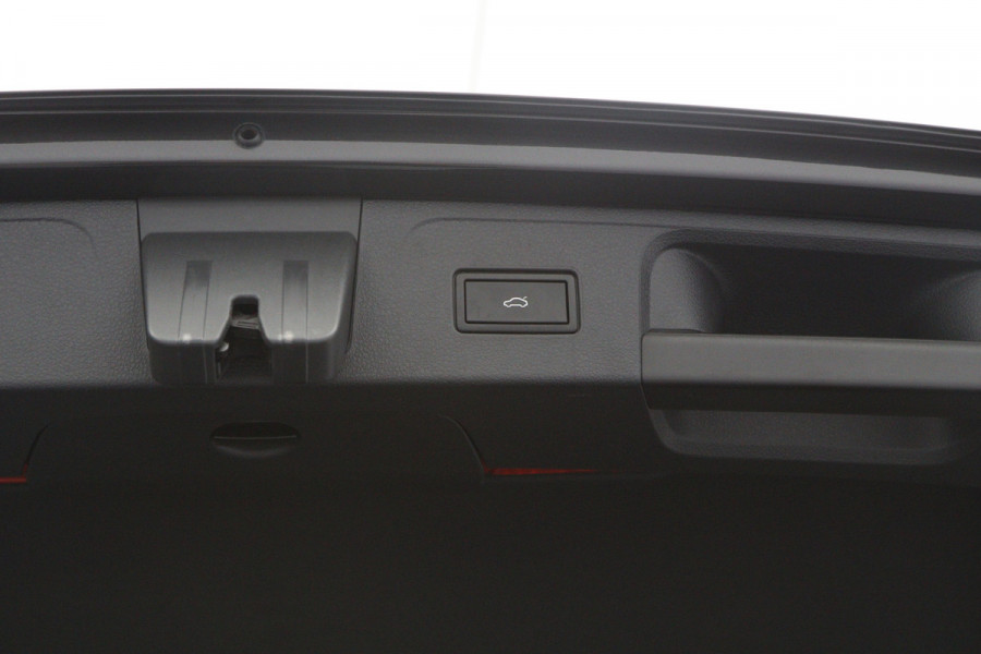 Volkswagen Passat Variant 1.5 TSI 150 PK Automaat R-Line Elegance, Trekhaak, Matrix-LED, Carplay