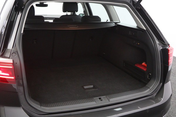 Volkswagen Passat Variant 1.5 TSI 150 PK Automaat R-Line Elegance, Trekhaak, Matrix-LED, Carplay