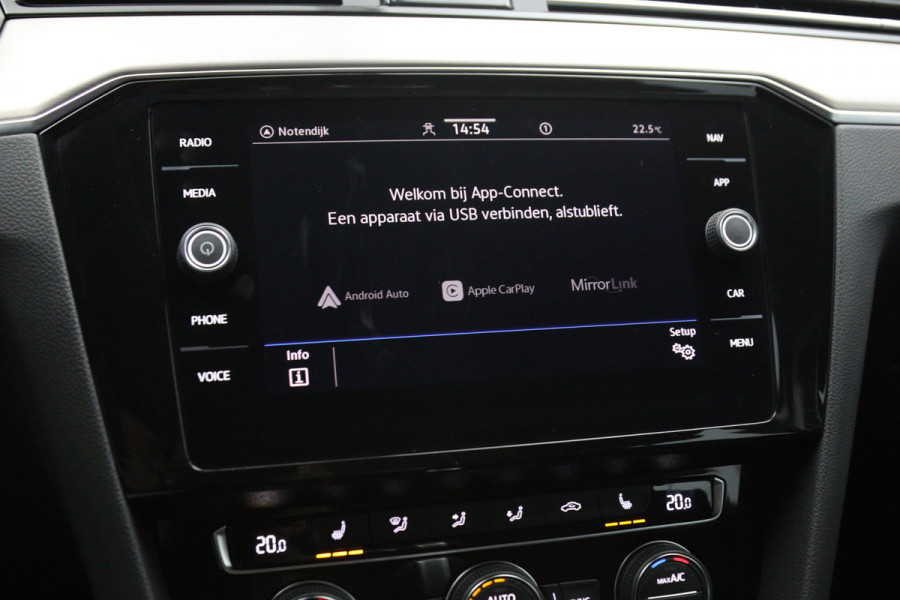 Volkswagen Passat Variant 1.5 TSI 150 PK Automaat R-Line Elegance, Trekhaak, Matrix-LED, Carplay