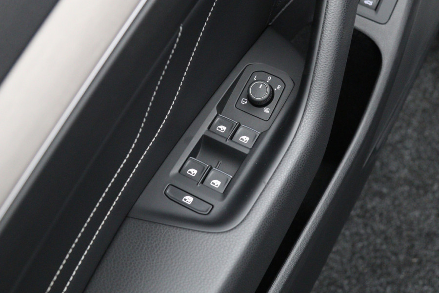 Volkswagen Passat Variant 1.5 TSI 150 PK Automaat R-Line Elegance, Trekhaak, Matrix-LED, Carplay