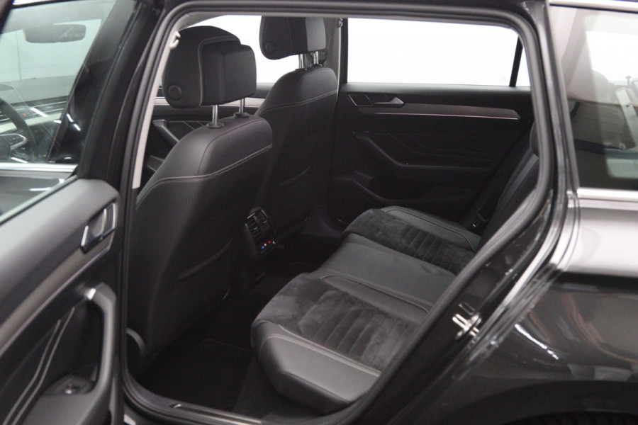 Volkswagen Passat Variant 1.5 TSI 150 PK Automaat R-Line Elegance, Trekhaak, Matrix-LED, Carplay
