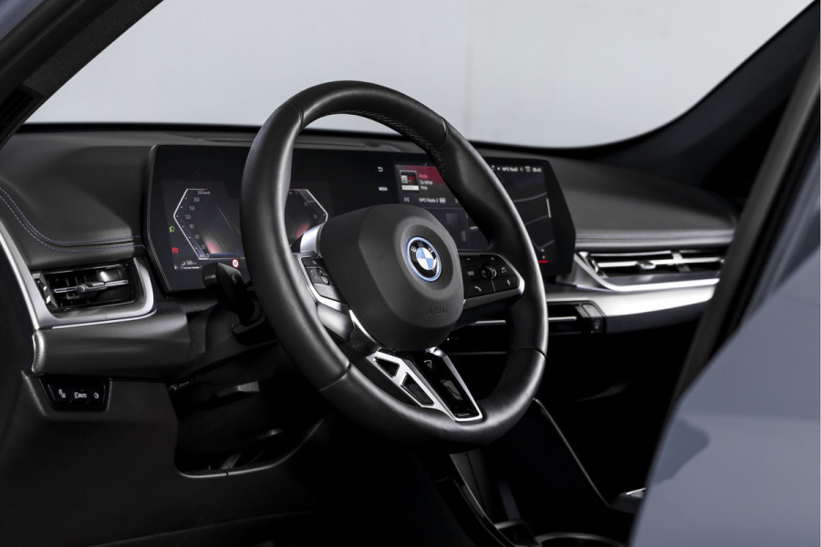 BMW X1 xDrive25e 245 PK | M-Sport | Premium Pack | S/K-Panodak | Elek. Trekhaak | Dig. Cockpit | Cruise | Stoelverw. | PDC | Camera | NAV+App. Connect | ECC | Elek. Klep | LM 19" | 8872