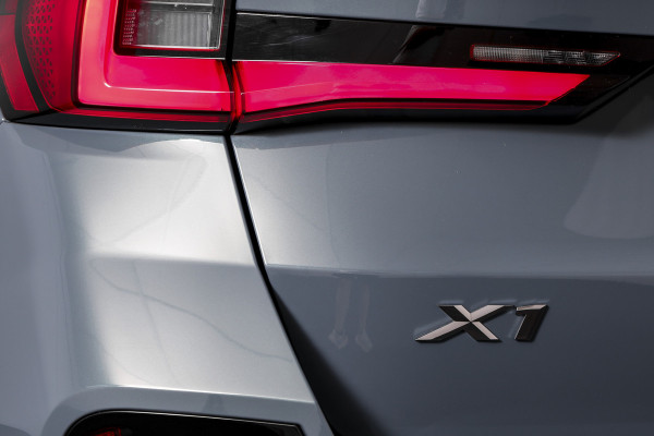 BMW X1 xDrive25e 245 PK | M-Sport | Premium Pack | S/K-Panodak | Elek. Trekhaak | Dig. Cockpit | Cruise | Stoelverw. | PDC | Camera | NAV+App. Connect | ECC | Elek. Klep | LM 19" | 8872