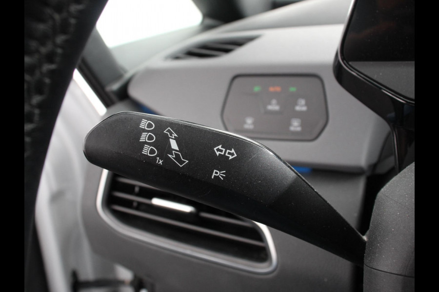 Volkswagen ID.3 First 58 kWh Navigatie Apple Carplay/Android Auto Adaptive Cruise Control Parkeersensoren Stoel- en stuurverwarming Lichtmetalen velgen Climate Control