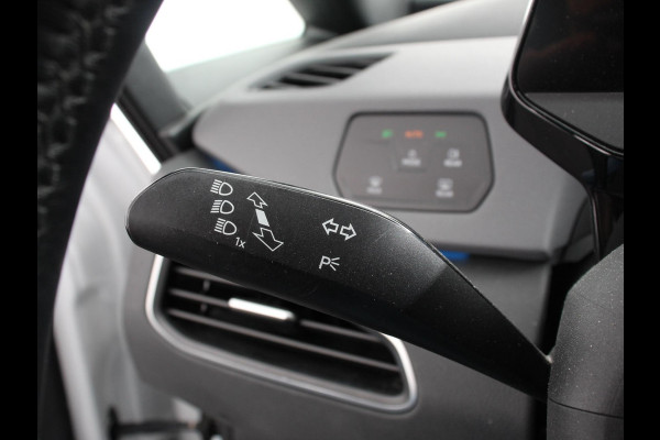 Volkswagen ID.3 First 58 kWh Navigatie Apple Carplay/Android Auto Adaptive Cruise Control Parkeersensoren Stoel- en stuurverwarming Lichtmetalen velgen Climate Control