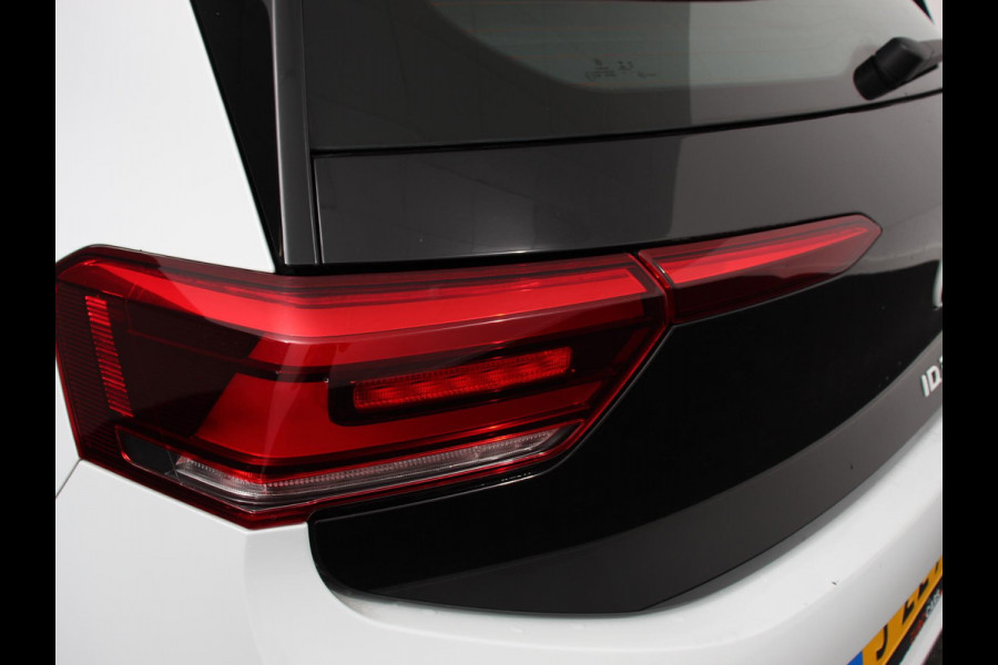 Volkswagen ID.3 First 58 kWh Navigatie Apple Carplay/Android Auto Adaptive Cruise Control Parkeersensoren Stoel- en stuurverwarming Lichtmetalen velgen Climate Control