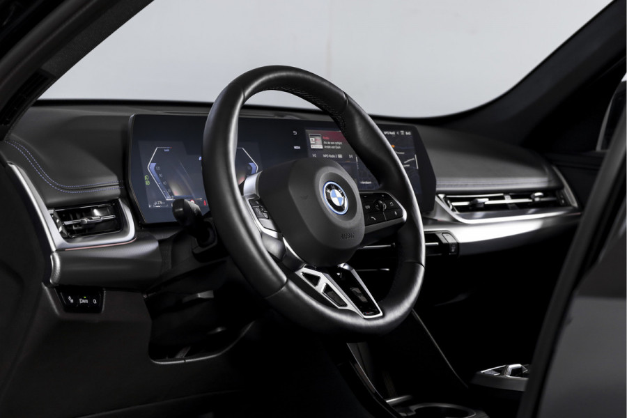 BMW X1 xDrive25e 245 PK | M-Sport | Premium Pack | S/K-Panodak | Elek. Trekhaak | Dig. Cockpit | Cruise | Stoelverw. | PDC | Camera | NAV+App. Connect | ECC | Elek. Klep | LM 19" | 2845