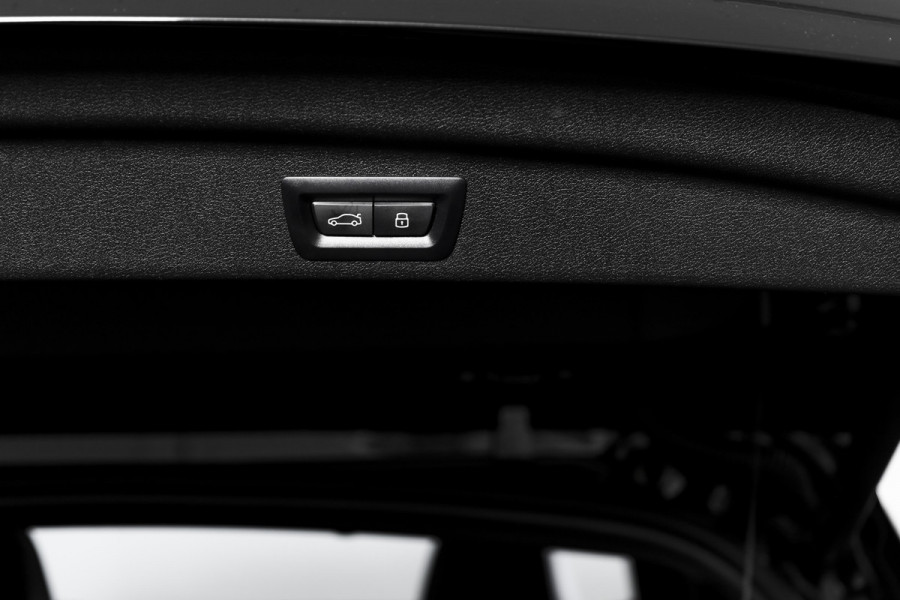 BMW X1 xDrive25e 245 PK | M-Sport | Premium Pack | S/K-Panodak | Elek. Trekhaak | Dig. Cockpit | Cruise | Stoelverw. | PDC | Camera | NAV+App. Connect | ECC | Elek. Klep | LM 19" | 2845
