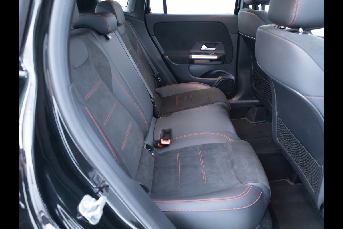 Mercedes-Benz GLA 250 e AMG Line | 360 Camera | Adaptive Cruise | Stoelverw. | Sfeerrverlichting | Elec. klep | App-connect Navigatie, Spraakbediening, Parkeersensoren v + A, Extra getint glas vanaf B-stijl