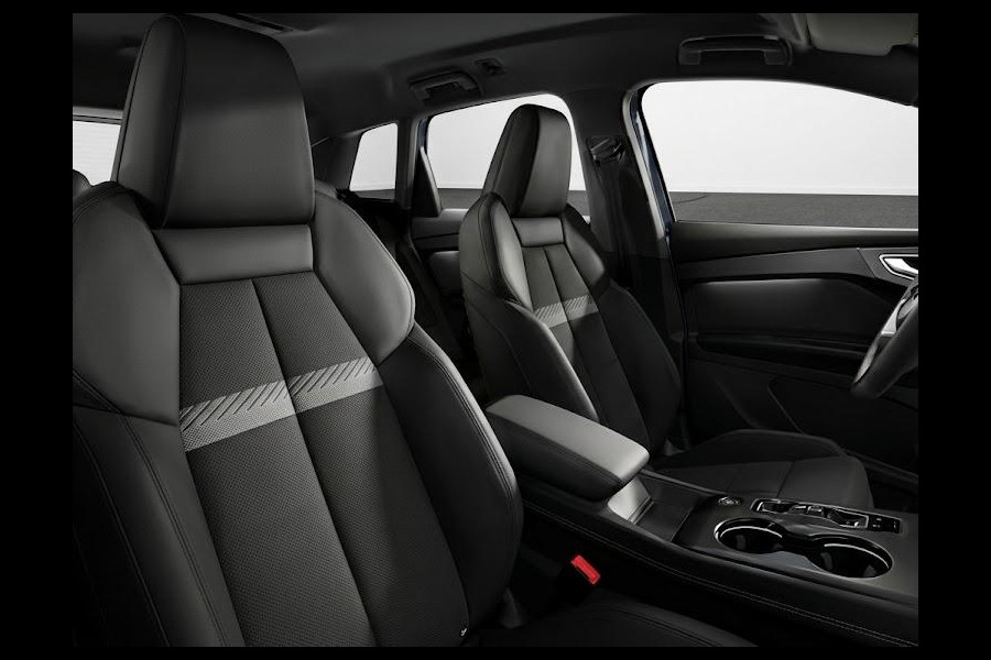 Audi Q4 e-tron Advanced edition 82 kWh 286 PK | Techniekpakket plus | Privacy glas | Trekhaak | Exterieurdetails carross.kleur |