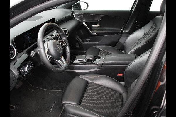 Mercedes-Benz A-Klasse 200 163pk Automaat Advantage Proressive Style Navigatie Virtual Cockpit Climate control Half leder Camera Parkeer Sensoren Lichtmetalen Velgen Cruise Control Stoelverwarming