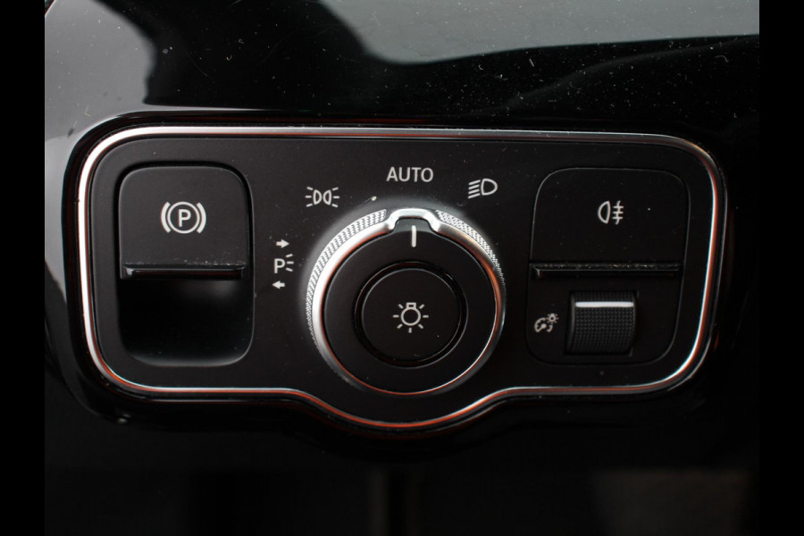 Mercedes-Benz A-Klasse 200 163pk Automaat Advantage Proressive Style Navigatie Virtual Cockpit Climate control Half leder Camera Parkeer Sensoren Lichtmetalen Velgen Cruise Control Stoelverwarming