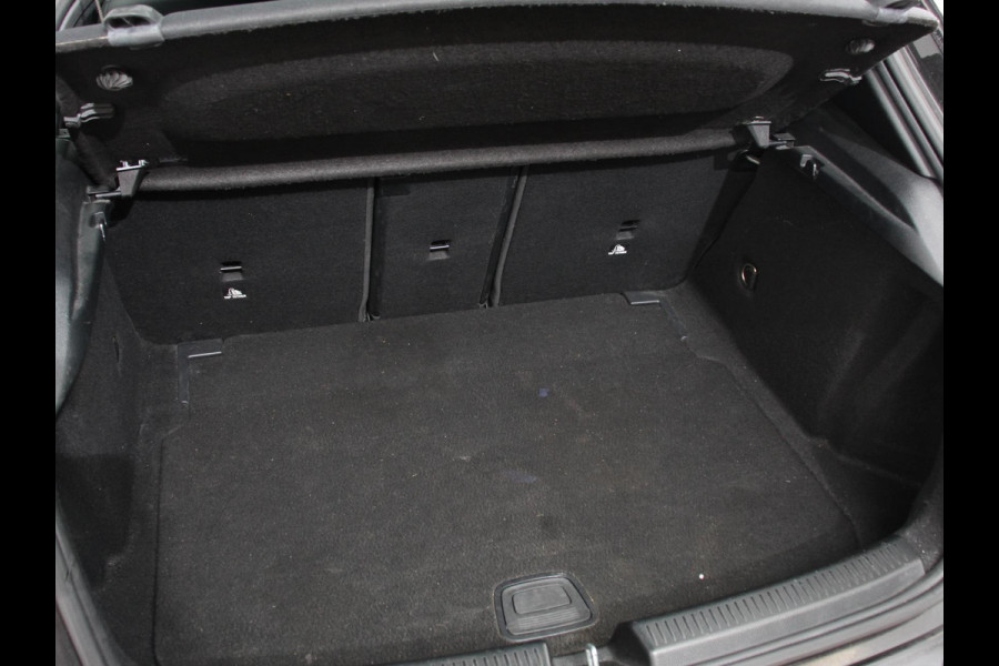 Mercedes-Benz A-Klasse 200 163pk Automaat Advantage Proressive Style Navigatie Virtual Cockpit Climate control Half leder Camera Parkeer Sensoren Lichtmetalen Velgen Cruise Control Stoelverwarming