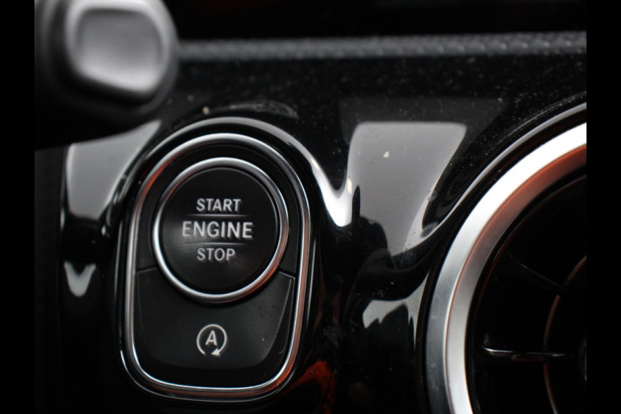Mercedes-Benz A-Klasse 200 163pk Automaat Advantage Proressive Style Navigatie Virtual Cockpit Climate control Half leder Camera Parkeer Sensoren Lichtmetalen Velgen Cruise Control Stoelverwarming