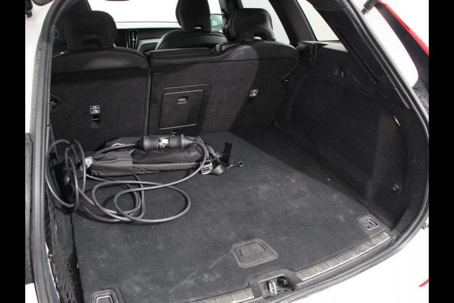 Volvo XC60 2.0 T6 Plug-in hybrid AWD Automaat Plus Dark Adaptieve cruise control Leder Navigatie Google Harman Kardon Panorama dak Lichtmetalen Velgen Dab Stoelverwarming Camera 360 Led Climate control Apple Carplay/ Android Auto